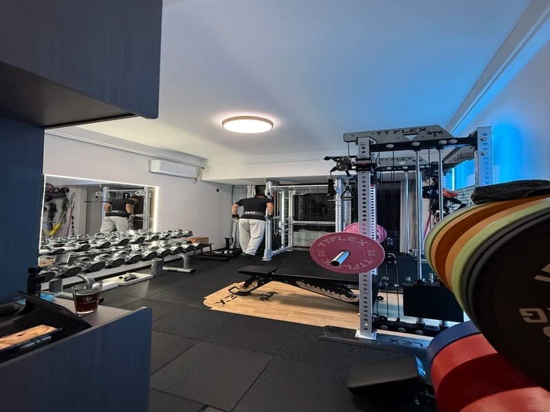 Podzielony widok przedstawiający gumowe rolki w strefie cardio i płytki w siłowni